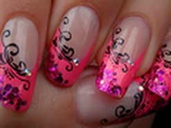 French manucure rose échancrée avec arabesques / Pink french manicure with arabesque designs